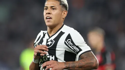 Foto: Vitor Silva/Botafogo - Matheus Martins durante confronto contra o Flamengo no Campeonato Brasileiro de 2024.