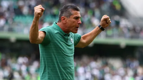 Jorginho, treinador do Coritiba, comemora vitória no Couto Pereira em sua última passagem pelo Coritiba, na Série B de 2019.