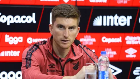 Varini em entrevista coletiva pós-jogo contra o Juventude no Brasileirão 2024. Foto: José Tramontin/athletico.com.br