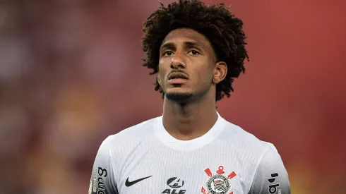 Talles Magno durante confronto contra o Fluminense no Campeonato Brasileiro de 2024.