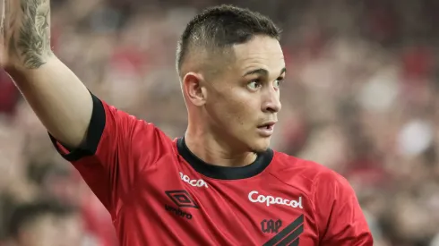 Khellven jogador do Athletico-PR durante partida contra o Atletico-MG no estadio Arena da Baixada pelo campeonato Libertadores 2023.