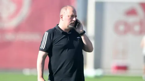 Alessandro Barcellos, presidente do Internacional em ligação no CT do Inter