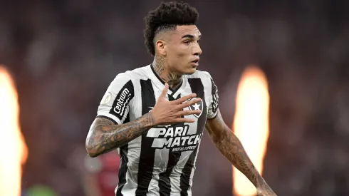 Igor Jesus jogador do Botafogo comemora gol anulado durante partida contra o Flamengo no estádio Engenhão pelo campeonato Brasileiro A 2024. Foto: Thiago Ribeiro/AGIF