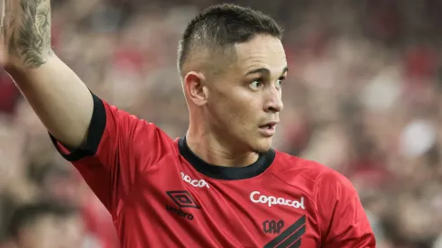 Khellven jogador do Athletico-PR durante partida contra o Atletico-MG no estadio Arena da Baixada pelo campeonato Libertadores 2023. Lateral é pedido pela torcida do time paulista