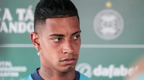 Alef Manga jogador do Coritiba durante em coletiva de imprensa apos treino da equipe realizada no CT da Graciosa. Ponta pode voltar a ser utilizado