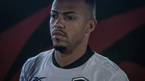 Marlon Freitas durante confronto contra o Atlético-GO no Brasileirão de 2024.