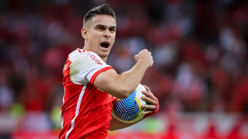 Borré jogador do Internacional comemora seu gol durante partida contra o Atlético-GO no estádio Beira-Rio pelo campeonato Brasileiro A 2024. Centroavante está de volta aos jogos