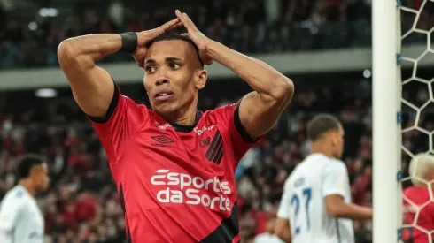 Madson, jogador do Athletico-PR, lamenta chance perdida durante partida contra o Cruzeiro na Ligga Arena, pelo Campeonato Brasileiro.