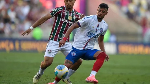 Andre jogador do Fluminense disputa lance com Luciano Rodriguez jogador do Bahia durante partida pelo campeonato Brasileiro A 2024. Foto: Thiago Ribeiro/AGIF
