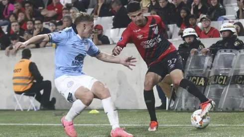 Esquivel jogador do Athletico-PR disputa lance com Juan Barinaga jogador do Belgrano durante partida no estádio Arena da Baixada pelo campeonato Copa Sul-Americana 2024. Foto: Gabriel Machado/AGIF