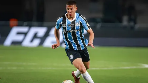 Monsalve jogador do Grêmio durante partida contra o Fluminense no estádio Couto Pereira pelo campeonato Copa Libertadores 2024. Meio-campista pode estar de saída