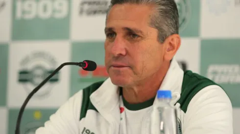 Foto: Divulgação/Coritiba - Jorginho durante entrevista coletiva no Coritiba em 2019.