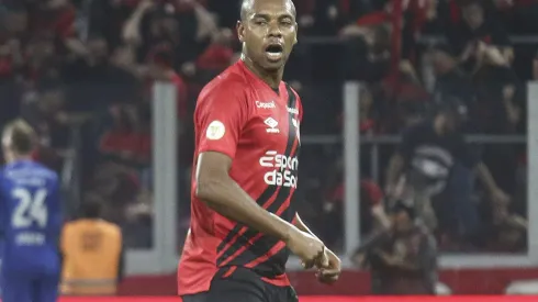 Fernandinho durante confronto contra o São Paulo no Campeonato Brasileiro de 2024.