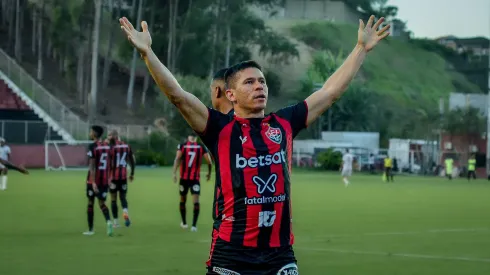 Osvaldo jogador do Vitoria comemora seu gol durante partida contra o Barcelona de Ilheus pelo campeonato Baiano 2024. Foto: Jhony Pinho/AGIF