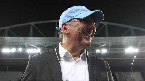 Foto: Vitor Silva/Botafogo - John Textor durante confronto contra o Atlético-GO no Campeonato Brasileiro de 2024.