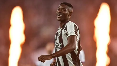 Luiz Henrique, jogador do Botafogo, lamenta gol anulado durante partida contra o Bahia no Nilton Santos, pelo Campeonato Brasileiro.