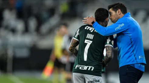 Dudu jogador do Palmeiras comemora seu gol com Abel Ferreira tecnico da sua equipe durante partida contra o Botafogo pelo campeonato Brasileiro A 2022. Foto: Thiago Ribeiro/AGIF