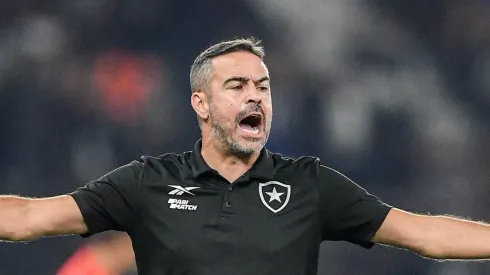 Artur Jorge faz cobrança no Botafogo.