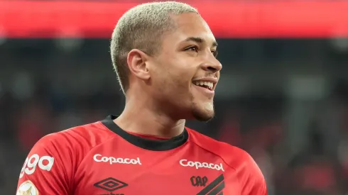 Vitor Roque jogador do Athletico-PR comemora seu gol durante partida contra o Fluminense no estádio Arena da Baixada pelo campeonato Brasileiro A 2023. Centroavante teve destino revelado