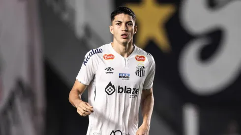 Jair jogador do Santos durante partida contra o Sport no estadio Vila Belmiro pelo campeonato Brasileiro B 2024.