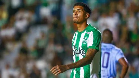 Lucas Barbosa durante confronto contra o Ypiranga no Campeonato Gaúcho de 2024.