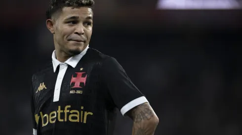 Adson durante confronto contra o Fluminense no Campeonato Brasileiro de 2024.