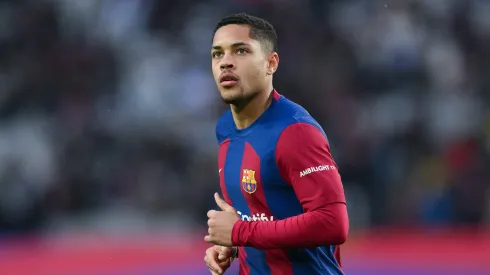 Vitor Roque do FC Barcelona observa durante a partida da LaLiga EA Sports entre FC Barcelona e Getafe CF no Estadi Olimpic Lluis Companys em 24 de fevereiro de 2024 em Barcelona, Espanha. (Foto: David Ramos/Getty Images)