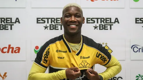 Patrick de Paula durante sua apresentacao oficial no Criciuma, em coletiva de imprensa realizada no Heriberto Hulse.