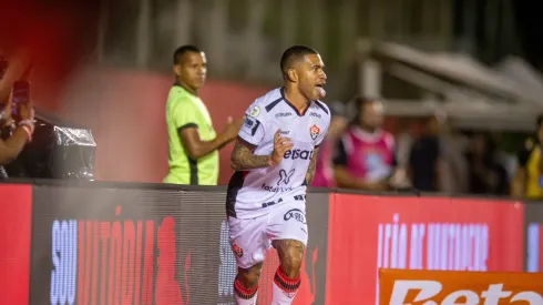 Lucas Esteves jogador do Vitoria comemora seu gol com jogadores do seu time durante partida contra o Criciúma no estádio Barradão pelo campeonato Brasileiro A 2024. Foto: Jhony Pinho/AGIF