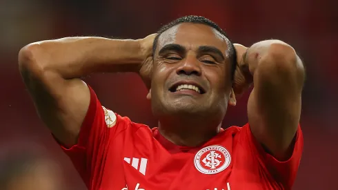 Gabriel Mercado jogador do Internacional lamenta durante partida contra o América-MG no estádio Beira-Rio pelo campeonato Brasileiro A 2023. Zagueiro deve deixar o clube
