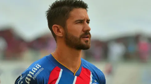 Everaldo, jogador do Bahia durante partida contra o Corinthians no estadio Fonte Nova pelo campeonato Brasileiro A 2024. Centroavante está sendo pressionado