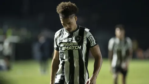 Adryelson jogador do Botafogo lamenta apos a partida contra o Gremio no estadio Sao Januario pelo campeonato Brasileiro A 2023. Foto: Jorge Rodrigues/AGIF