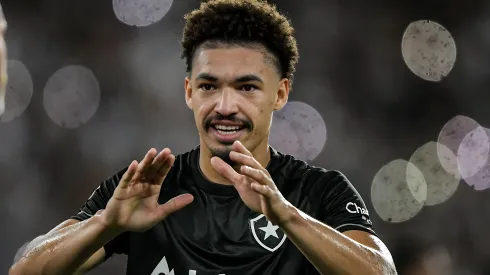 Adryelson jogador do Botafogo durante partida contra o Santos no estádio Engenhão pelo campeonato Brasileiro A 2022. Zagueiro está de volta ao clube carioca