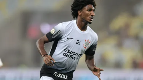 Talles Magno durante confronto contra o Fluminense no Campeonato Brasileiro de 2024.