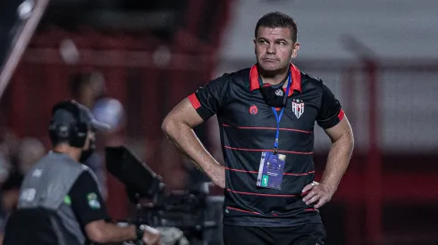 Umberto Louzer, técnico do Atletico-GO, durante partida contra o LDU no estadio Antonio Accioly, pela Copa Sul-Americana de 2022.