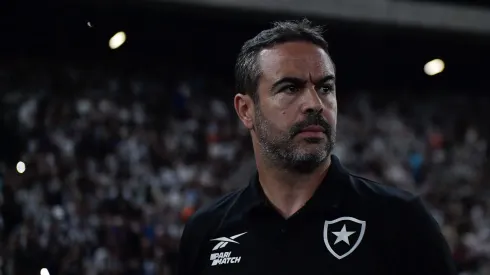 Artur Jorge, técnico do Botafogo, durante partida contra o Flamengo no Nilton Santos, pelo Campeonato Brasileiro.
