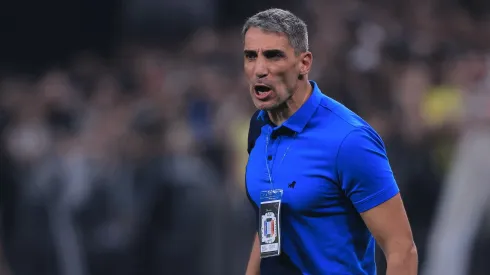 Vojvoda, técnico do Fortaleza, durante partida contra o Corinthians na Neo Química Arena pela Copa Sul-Americana de 2023.