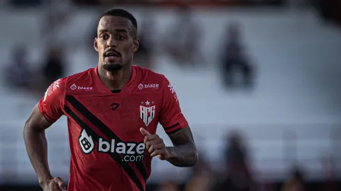 Luiz Felipe, jogador do Atlético-GO, durante partida contra o Internacional no Antonio Accioly, pelo Campeonato Brasileiro.