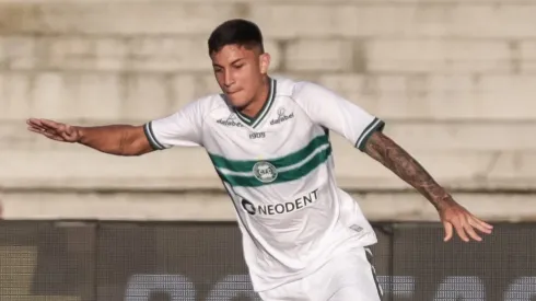 Thiago Dombroski atuando no Coritiba em 2023