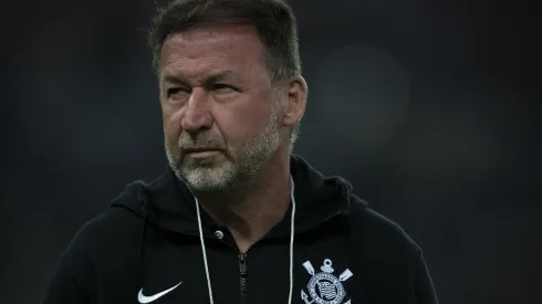 Augusto Melo durante confronto contra o Fluminense no Campeonato Brasileiro de 2024.