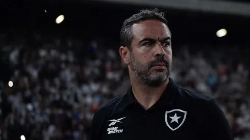 Artur Jorge, técnico do Botafogo, durante partida contra o Flamengo no Nilton Santos, pelo Campeonato Brasileiro.