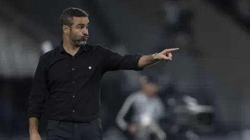 Artur Jorge técnico do Botafogo durante partida contra o Palmeiras no estádio Engenhão pelo campeonato Copa Libertadores 2024. Foto: Jorge Rodrigues/AGIF