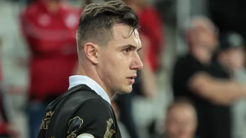 Lucas Piton jogador do Vasco durante partida contra o Athletico-PR no estadio Arena da Baixada pelo campeonato Brasileiro A 2023.