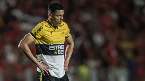 Walisson Maia, jogador do Criciuma, durante partida contra o Vila Nova-GO, pelo Campeonato Brasileiro da Série B, em 2023.
