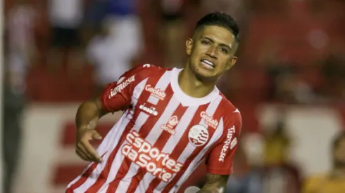 Gustavo Maia, atuando no Náutico em 2024