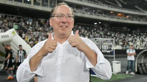 John Textor, dono do Botafogo, durante partida contra o Fortaleza no Nilton Santos, pelo Campeonato Brasileiro de 2023.