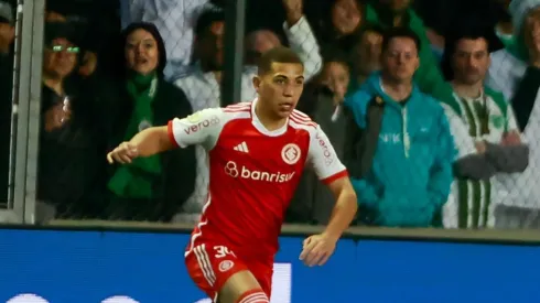 Gabriel Carvalho jogador do Internacional durante partida contra o Juventude no estádio Alfredo Jaconi pelo campeonato Brasileiro A 2024. Foto: Luiz Erbes/AGIF