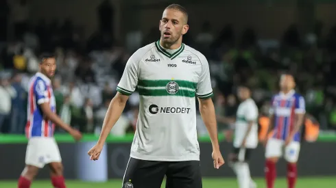 Islam Slimani jogador do Coritiba durante partida contra o Bahia no estádio Couto Pereira pelo campeonato Brasileiro A 2023. Centroavante vive momento complicado