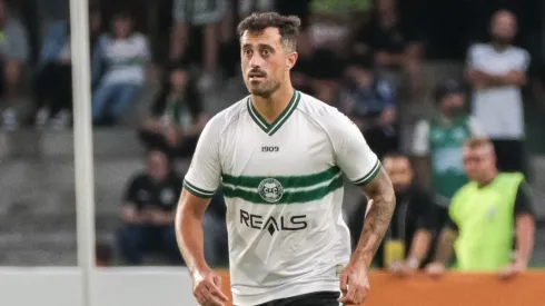 Maurício Antônio jogador do Coritiba durante partida contra o Andraus no estádio Couto Pereira pelo campeonato Paranaense 2024. Foto: Robson Mafra/AGIF