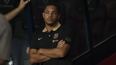 Vitor Roque acompanhando partida amistosa entre Barcelona e Mônaco em agosto de 2024.